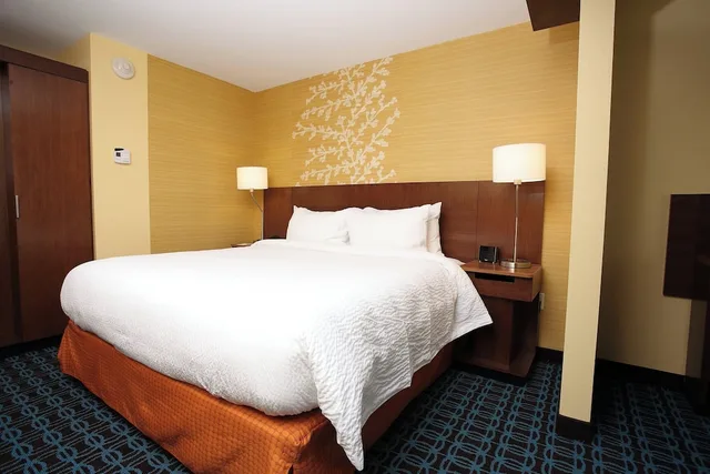 جناح بسرير كينج مع أريكة لذوي الإعاقة، Fairfield Inn Suites East Grand Forks 1/6