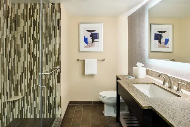 جناح بسرير كينج مع أريكة، Courtyard By Marriott Los Angeles Sherman Oaks 2/2