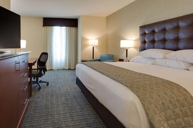 غرفة بسرير كينج لذوي الإعاقة، Drury Plaza Hotel St. Louis St. Charles 1/4