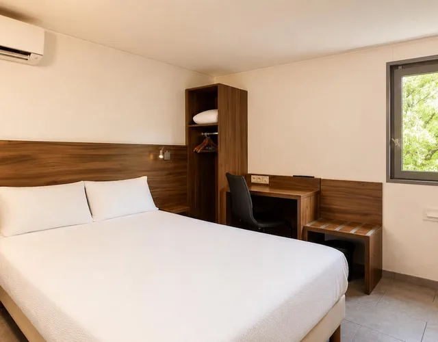 غرفة قياسية بسرير كوين، BRIT HOTEL PLAISANCE 1/5