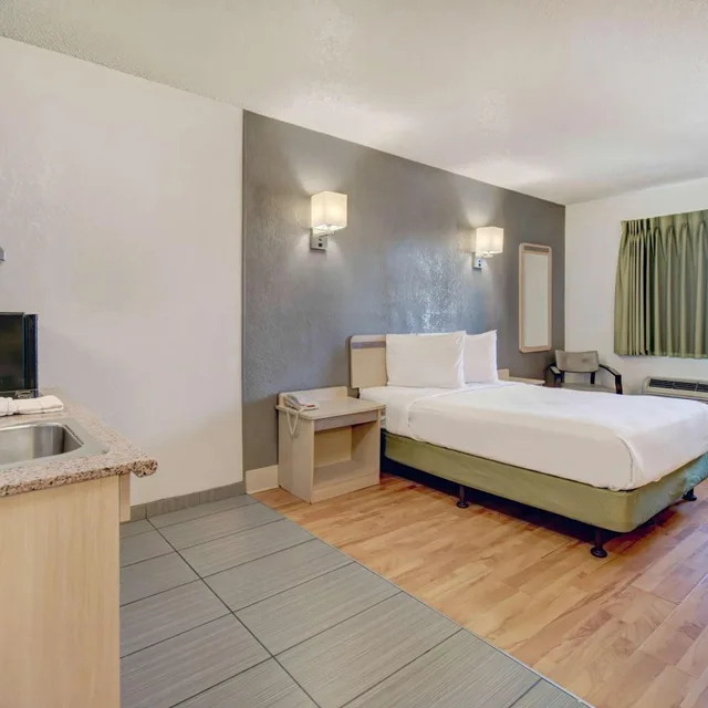 Room, King Bed, Kitchen, Near Building، Studio6 Tucson, AZ - Irvington Road 3/6