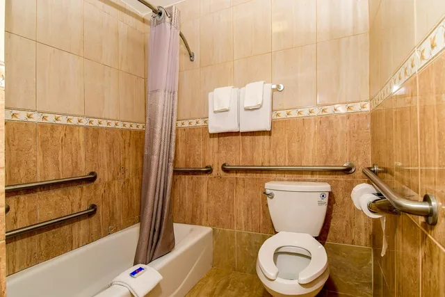 غرفة بسرير كينج لذوي الإعاقة، Motel6 Garden Grove, CA 7/10