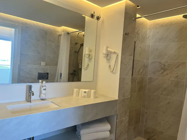 غرفة كومفورت عائلية بإطلالة على البحر، Hotel Aromar 4/5