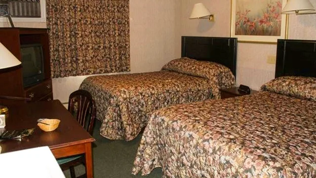 غرفة بسريرين كوين بمطبخ صغير، Traveller S Inn 8/8