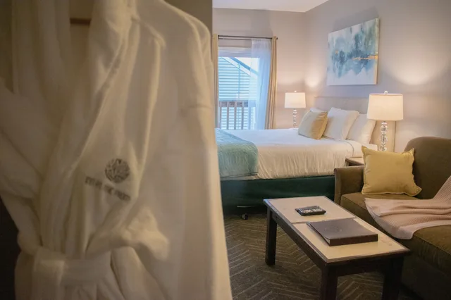 Spa, Suite, King Bed, Sofa، Inn at the Prom 6/6
