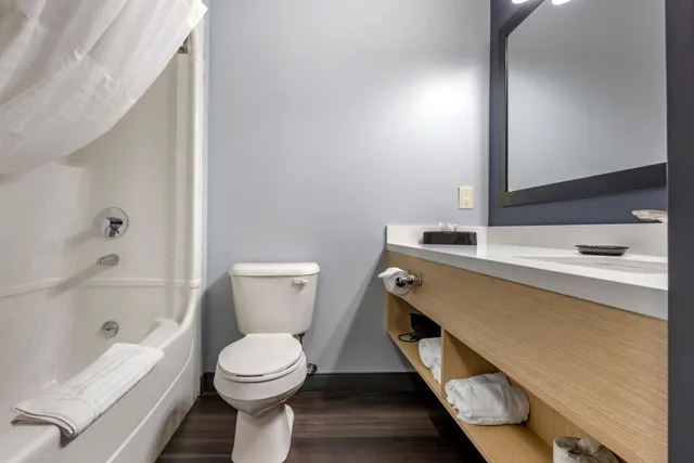 غرفة سوبيريور بسريرين كوين، Quality Inn & Suites Oakville 9/9