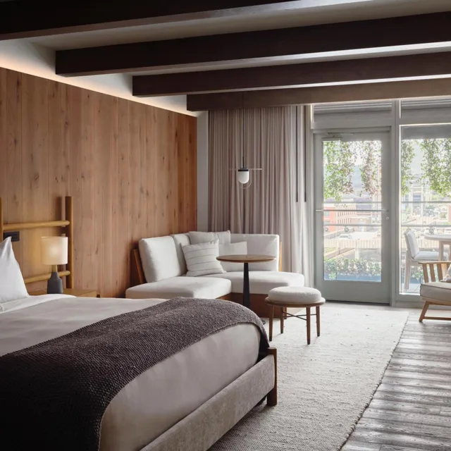 Room, King Bed, Balcony, 1 Hotel Nashville 2/3