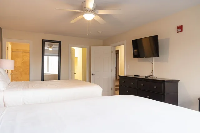Suite, 1 King and 2 Queen Beds, The Inn at Crestwood 2/10
