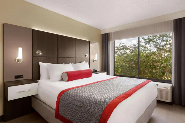 استوديو بسرير كينج، Ramada by Wyndham Suites Orlando Airport 1/1