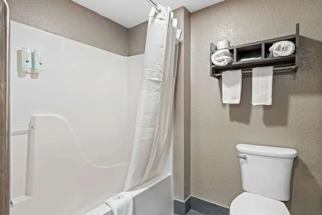 Standard, King Bed, Quality Inn & Suites Biloxi - Ocean Springs 5/6
