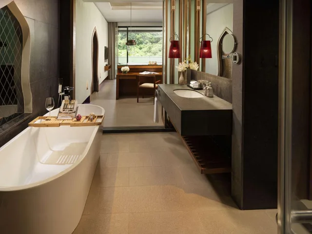 غرفة بريميير بسرير كينج بجاكوزي، Avista Hideaway Phuket Patong MGallery 8/10