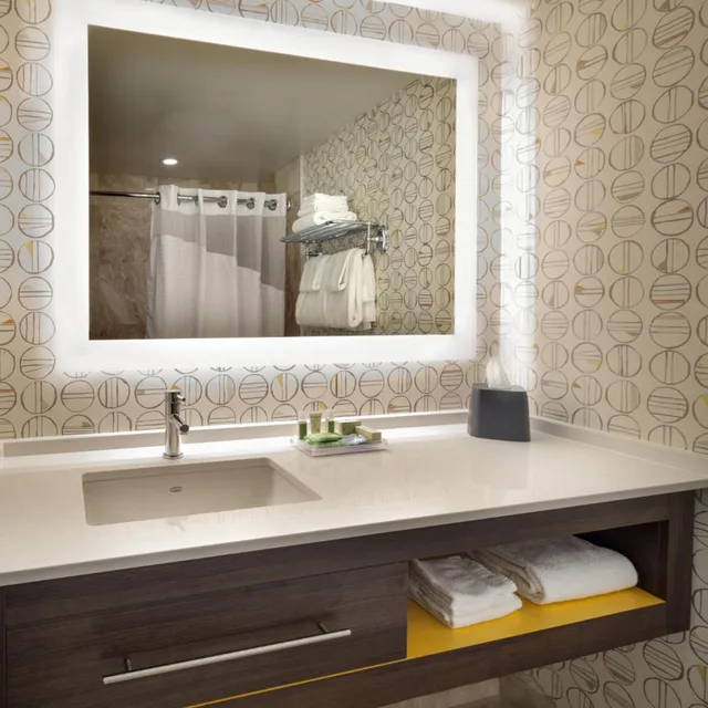 غرفة قياسية بسرير كينج وسريرين كوين، Holiday Inn Montreal Longueuil 3/5