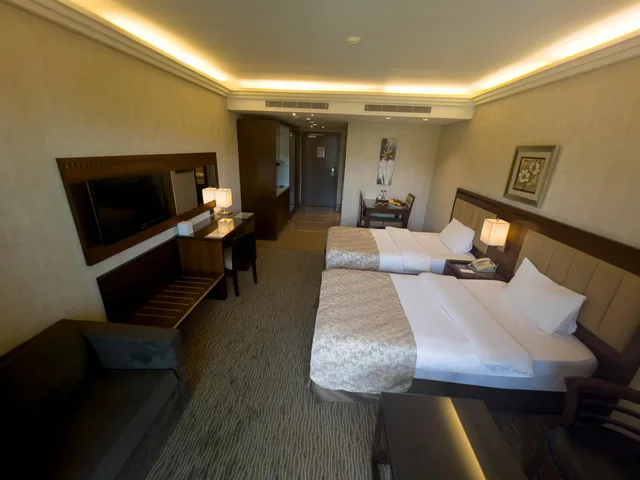 Deluxe Room Twin Bed Sea View W/ Balcony، Lancaster Suites Raouche 2/5