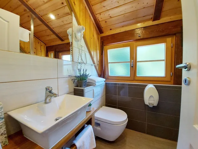 غرفة ثلاثية بسرير كوين مع أريكة، Plitvice Ethno House 4/5