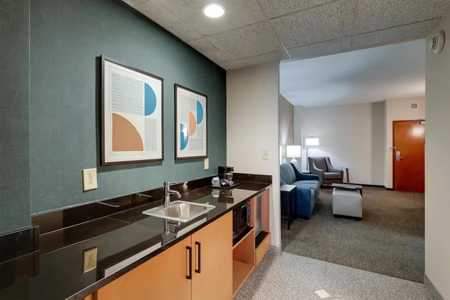 جناح بسريرين كوين بغرفتين مع أريكة، Drury Inn and Suites Montgomery 3/3