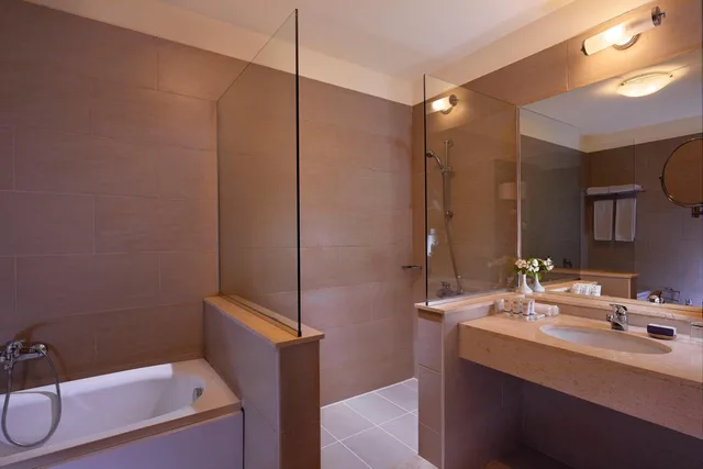 Family, Double or Twin Bed, Lateral Side Sea View، Jaz Crystal, Almaza Bay 4/4