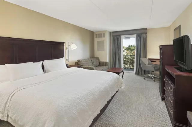 غرفة صغيرة بسرير كينج بشرفة مع أريكة، Hampton Inn Fairhopemobile Bay 2/5