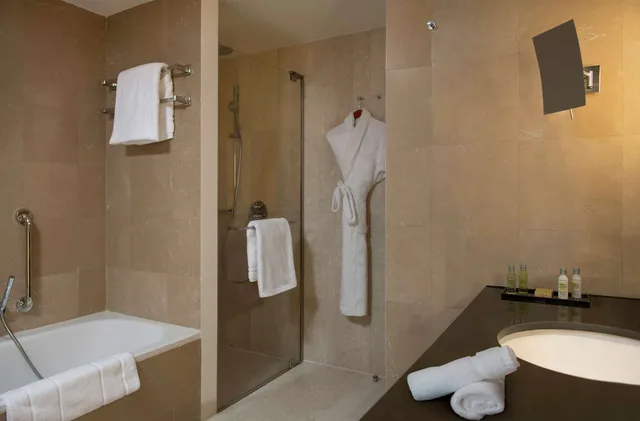 غرفة تنفيذية بسريرين منفصلين بإطلالة على البحر، Hilton Beirut Downtown 3/3