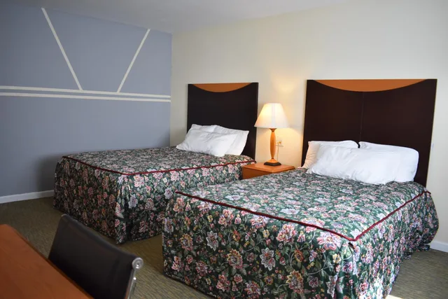 Standard, Double Bed, East Norwich Inn-Oyster Bay, Long Island, NY 4/10