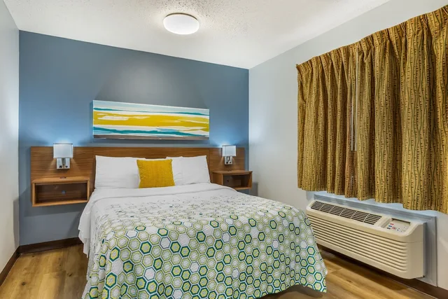 جناح بسرير كوين بغرفتين مع أريكة، HomeTowne Studios & Suites by Red Roof Greensboro 3/10