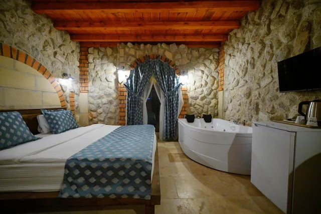 جناح بسرير كوين بجاكوزي، Nar Cave House & Swimming Pool 1/6