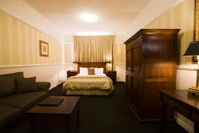 غرفة تنفيذية مع أريكة، REDEARTH HOTEL 1/2