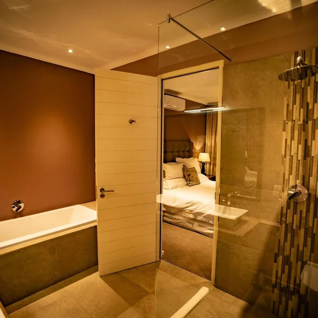 جناح بسرير كينج بإطلالة على الجبل، The Royal Hotel 6/6