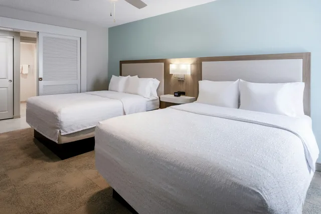جناح بسريرين مزدوجين بغرفة نوم واحدة مع أريكة، Hampton Inn & Suites Venice Bayside South Sarasota 1/3