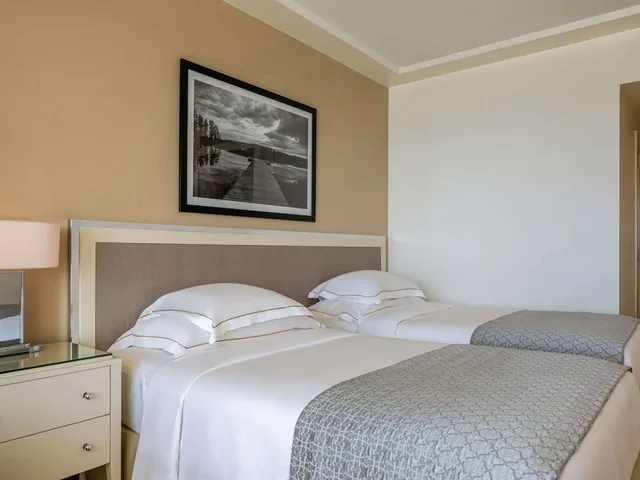 غرفة تنفيذية بسريرين منفصلين بإطلالة على البحر، Movenpick Hotel Beirut 4/9