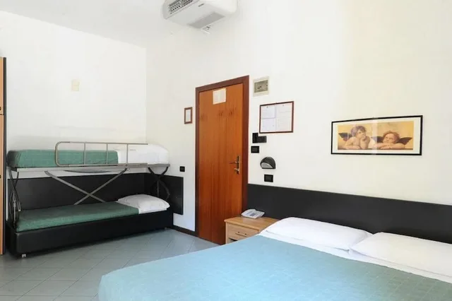 Room, Quadruple, Double and Twin Beds, St Pierre 2/8