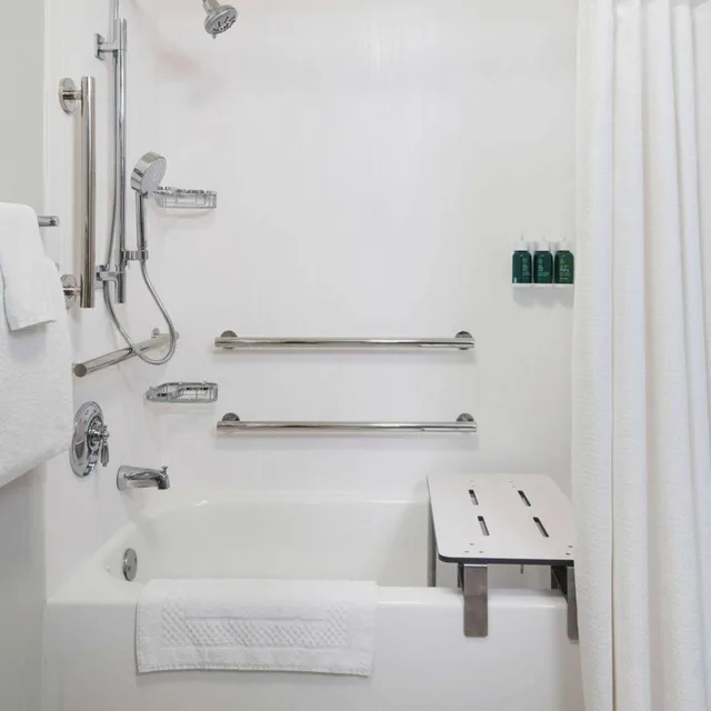 غرفة بسرير كينج بحوض استحمام لذوي الإعاقة، Sonesta Select Laguna Hills Irvine Spectrum 5/5