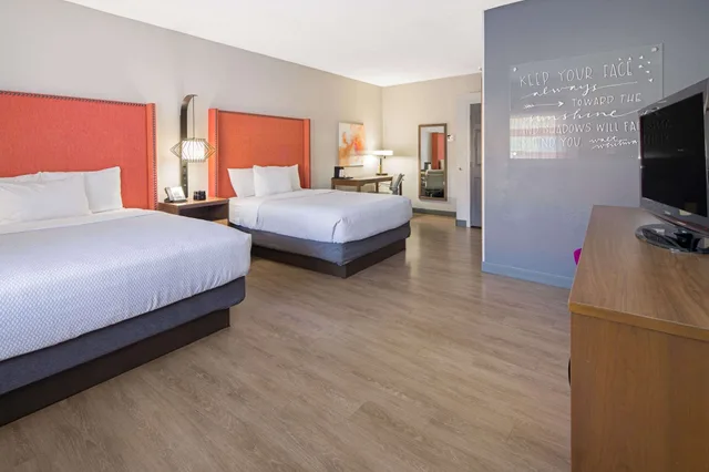 غرفة بسريرين كوين لذوي الإعاقة، La Quinta Inn & Suites by Wyndham Orange County Airport 2/5