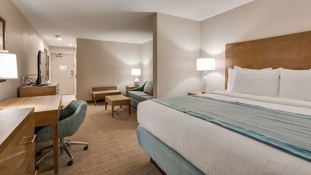 جناح بسرير كينج مع أريكة، Best Western Plus Desoto 1/3