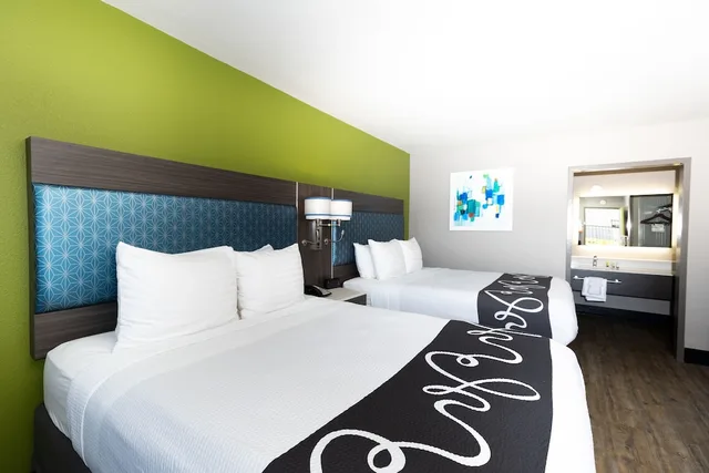 غرفة قياسية بسريرين كوين، Surestay Plus Hotel By Best Western Point Richmond 5/10
