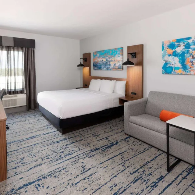 غرفة بسرير كينج مع أريكة، La Quinta Inn & Suites by Wyndham Rockport - Fulton 1/6