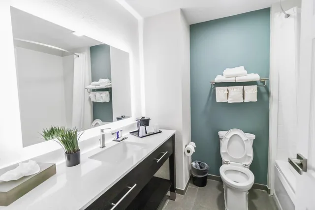 غرفة بسرير كينج للمدخنين، Suburban Studios Brunswick of I-95 4/6