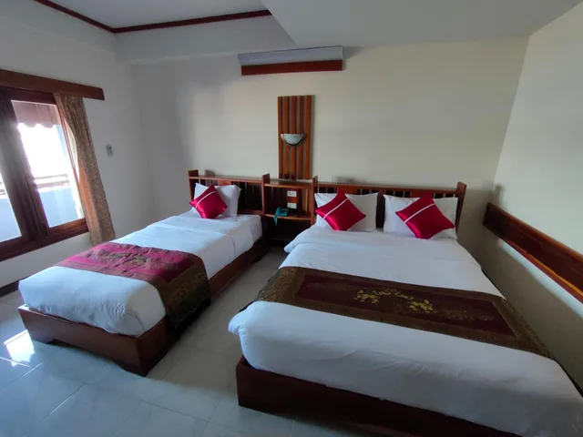 غرفة سوبيريور بسرير كوين وسرير فردي، Riverfront Hotel Mukdahan 1/3