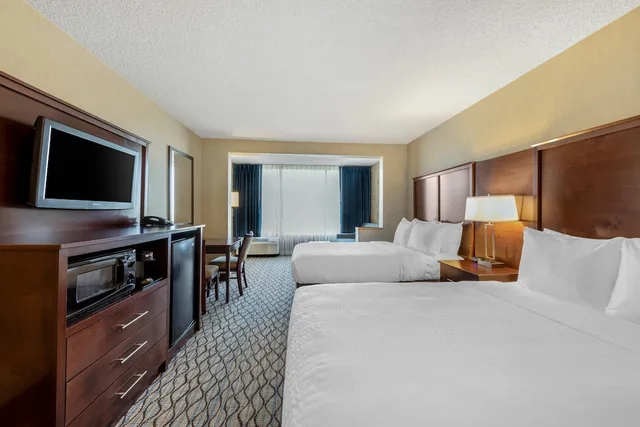جناح ركني بسريرين مزدوجين مع أريكة، Clarion Hotel Anaheim Resort 1/5