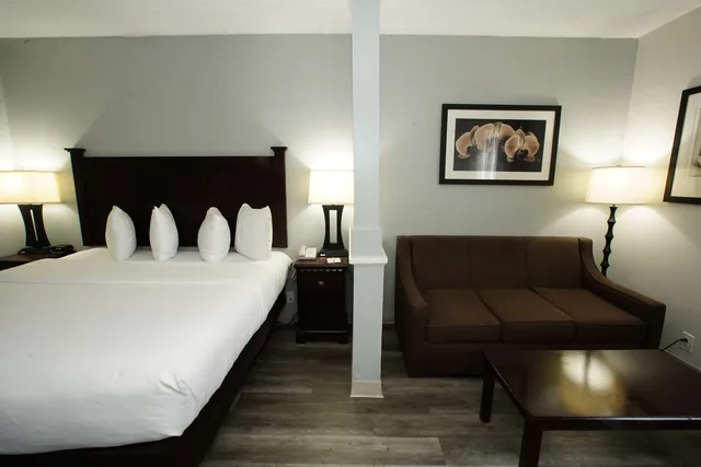 جناح بسرير كوين مع أريكة، Best Western Paramus Hotel & Suites 1/4