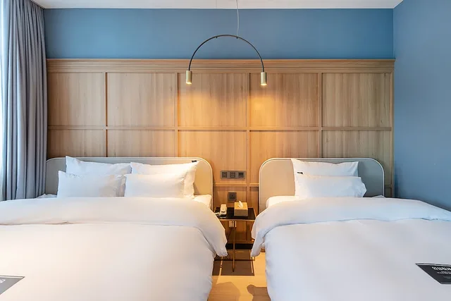 غرفة بسرير مزدوج وسرير فردي بشرفة، H Avenue Hotel Gwangali Beach 2/6