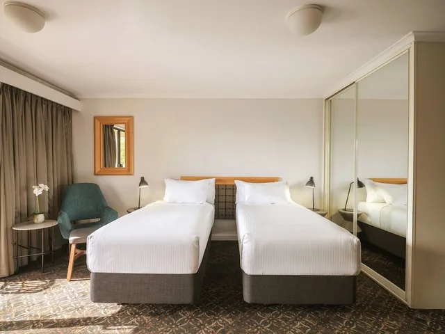 غرفة قياسية بسرير كينج وسرير كوين بشرفة، Rendezvous Hotel Sydney The Rocks 2/5