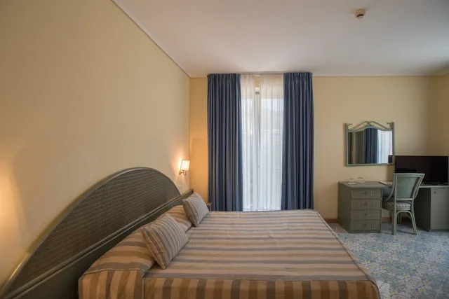 غرفة مزدوجة سوبيريور بإطلالة جزئية على البحر، Hotel Villa Maria 1/5