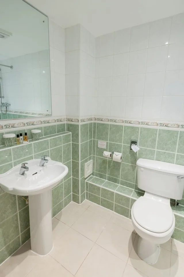 Courtyard, Guest Room, Double Bed، De Vere Tortworth Court Ex Tortworth Court Four Pillars 3/3