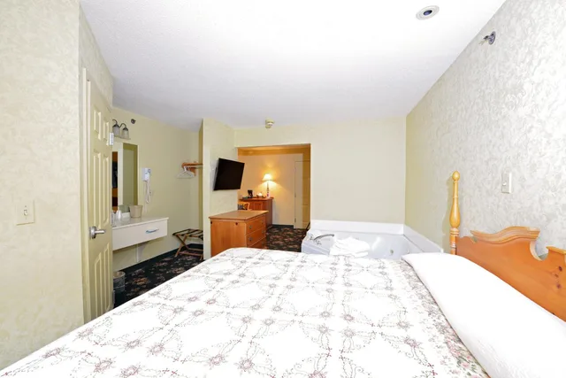 غرفة بسرير كينج بجاكوزي، Our Guest Inn and Suites - Downtown 1/4
