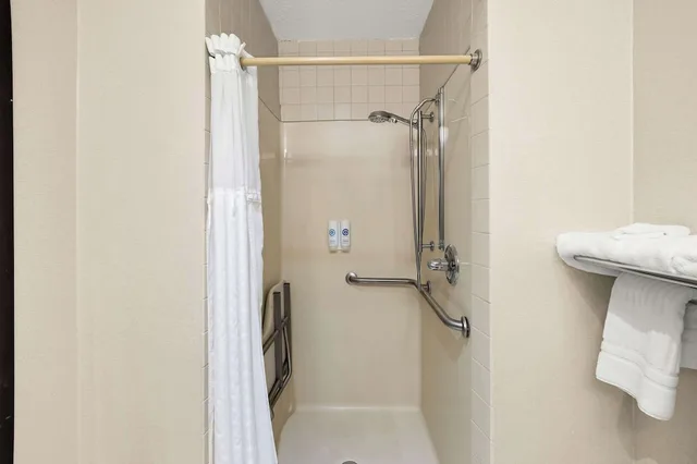 غرفة بسرير كينج لذوي الإعاقة، Comfort Inn Van Wert, OH 3/3