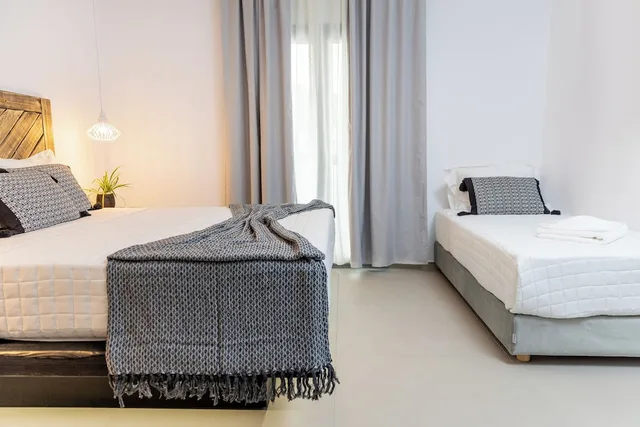 غرفة بريميير ثلاثية بسرير كوين وسرير فردي، Alenor City Hotel 1/10