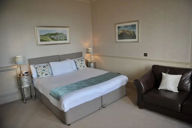 غرفة عائلية بسرير مزدوج مع أريكة، Braid Hills Hotel 1/3