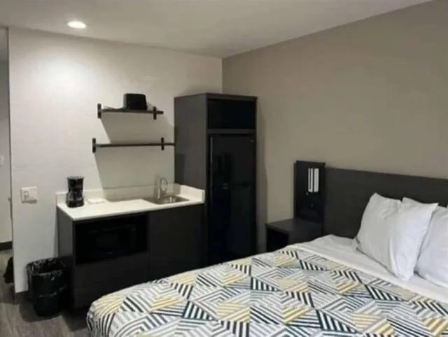 غرفة بسرير كوين لغير المدخنين بمطبخ، Studio6 Little Rock, AR - South 4/8