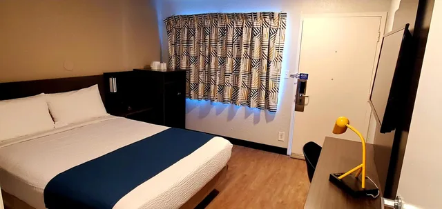 1 Queen Bed - ADA/RI Shower، Motel6 Palmdale, CA 2/10