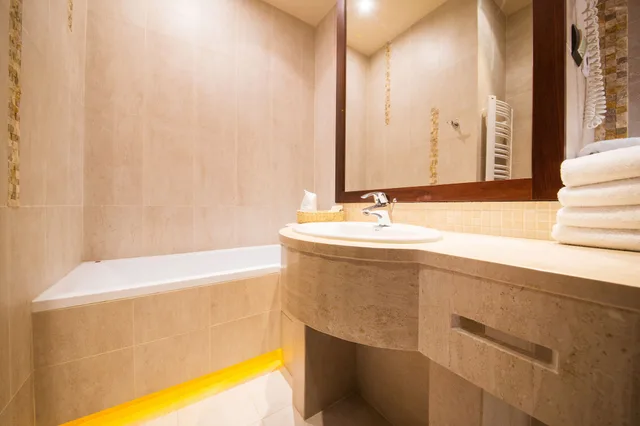 غرفة رباعية بسرير كوين وسريرين منفصلين بغرفتي نوم، Galicja Hotel 5/5